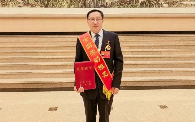 祝賀！新疆宜化礦業(yè)龐建將榮獲全國(guó)勞動(dòng)模范
